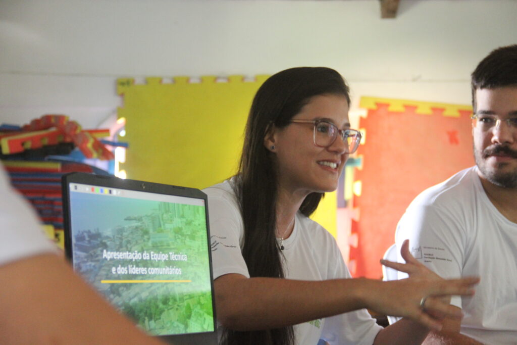 Pesquisadora Caroline Sales, na primeira oficina comunitária da equipe.