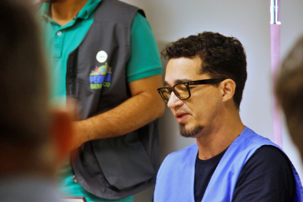 Coordenador Prof. Dr. Lutiane Almeida da equipe em reunião com o Comitê Gestor.